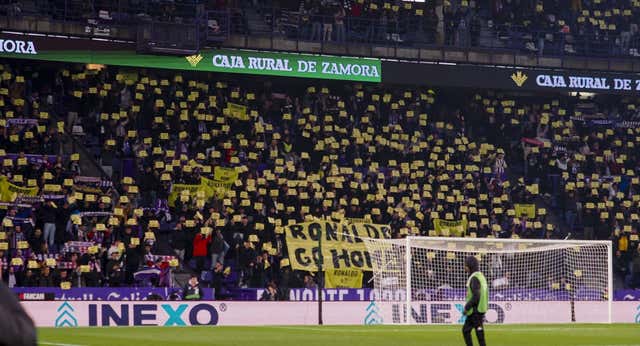 La afición del Real Valladolid monta un partido de tenis en la grada como protesta contra Ronaldo