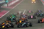 Max Verstappen también sabe ganar entre pinchazos y sanciones; Carlos Sainz termina sexto y Fernando Alonso, séptimo