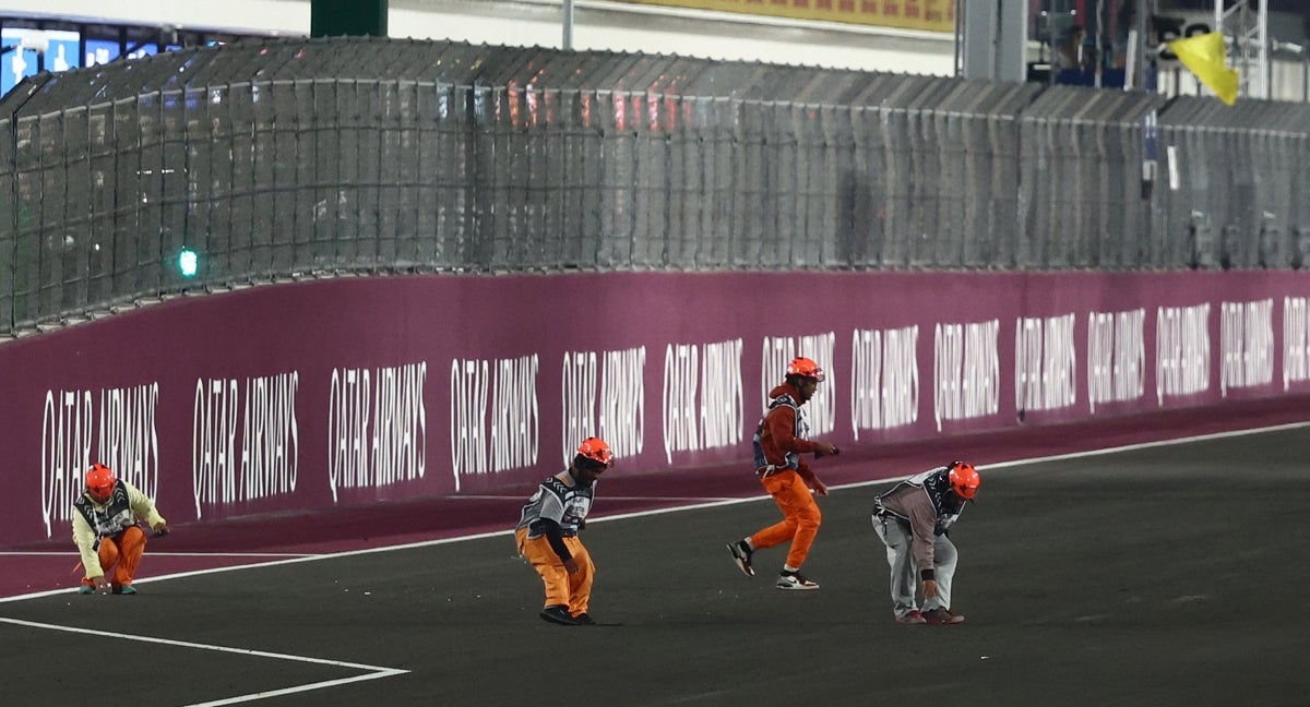 Los comisarios del circuito retiran los restos del retrovisor de Albon.