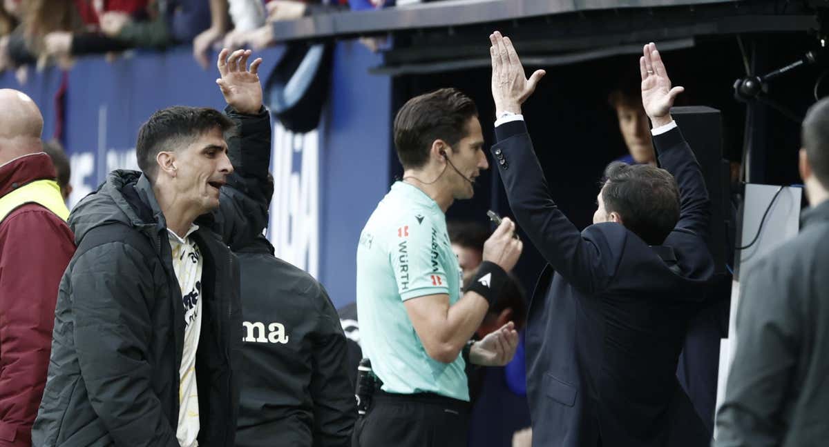 Una revisión de VAR en Primera División.