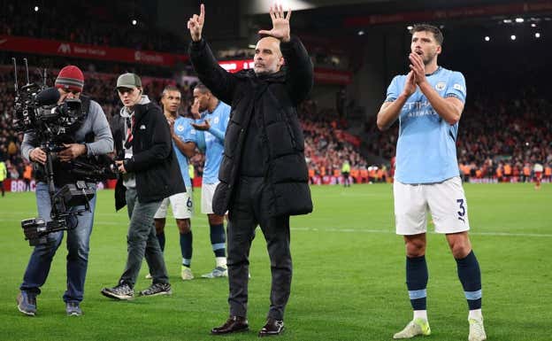 Guardiola repite el gesto delante de la afición del City. EFE
