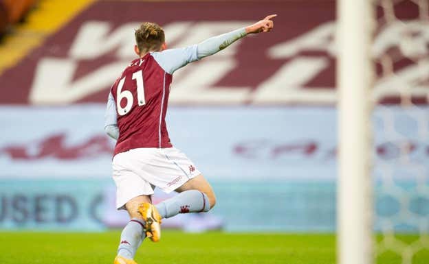 Louie Barry celebra su gol ante el Liverpool. @AVFCOfficial.