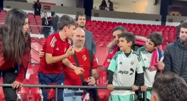 Unos pequeños aficionados rojillos se jugaron la camiseta de Aimar Oroz con el mítico juego de manos.