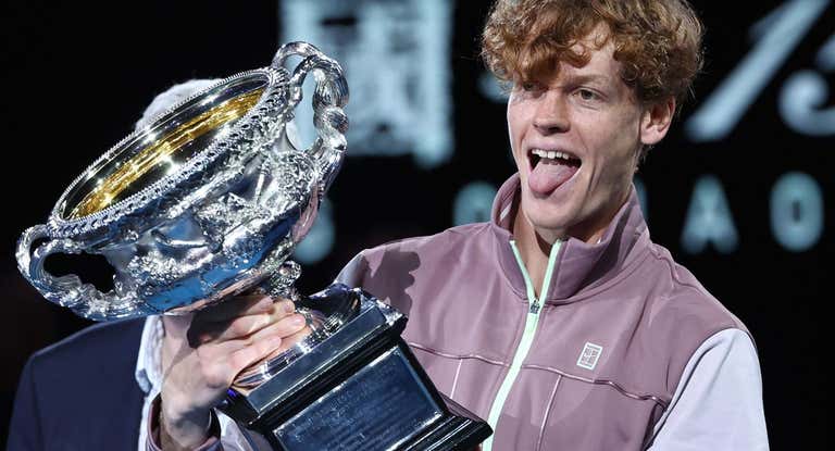 Jannik Sinner celebra en enero de 2024 en Australia su primer título de Grand Slam, dos meses antes de dar positivo por dopaje.
