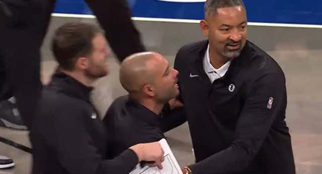Los Orlando Magic ponen de los nervios a Jordi Fernández, que tiene que ser sujetado por su staff: “Había mucha frustración por mi parte y la de mis jugadores