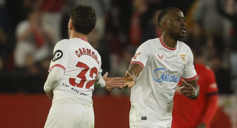 Lukebakio choca la mano con Carmona.