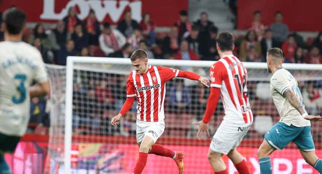 Racing – Sporting hoy: horario, canal y dónde ver el partido de Copa del Rey 2024/25