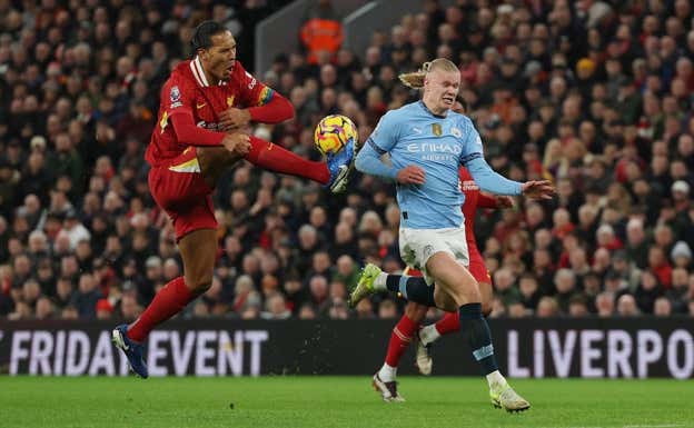 Van Dijk 'secó' a Haaland en Anfield. REUTERS