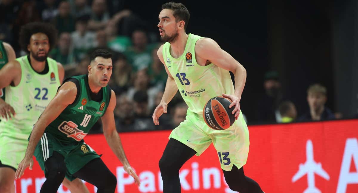 Kostas Sloukas defiende al blaugrana Tomas Satoransky.