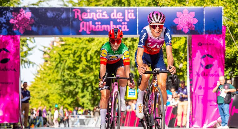 Mavi García, con Elisa Longo Borghini detrás en la edición 2024 de Reinas de la Alhambra.