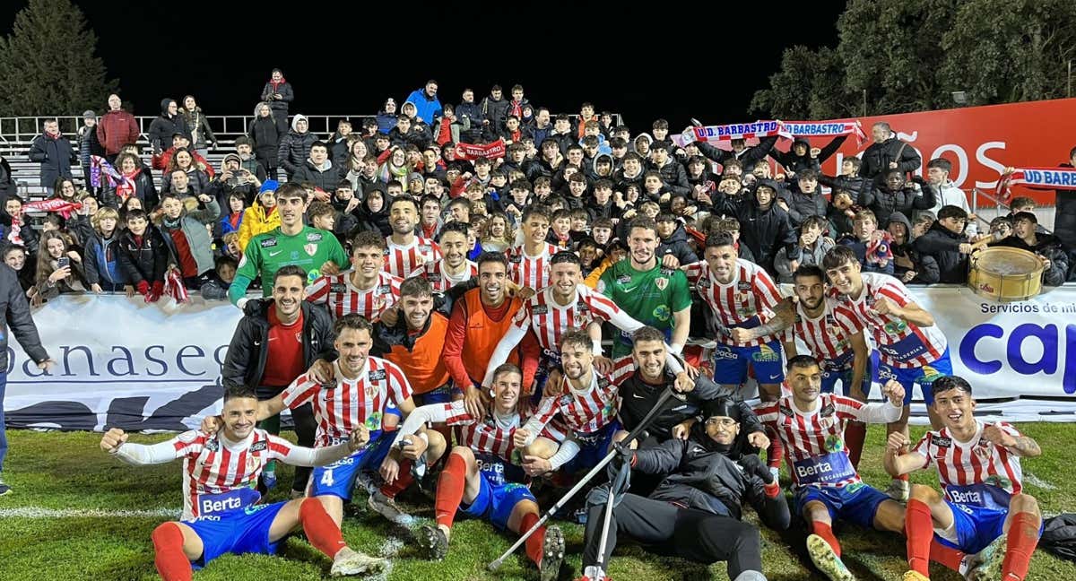 El Barbastro celebra su clasificación para la siguiente ronda.