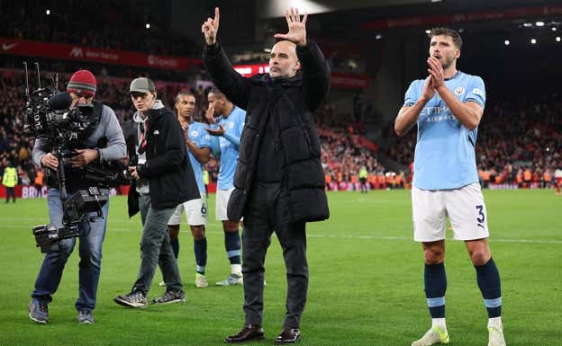 Pep Guardiola saluda a sus aficionados en Anfield. REUTERS