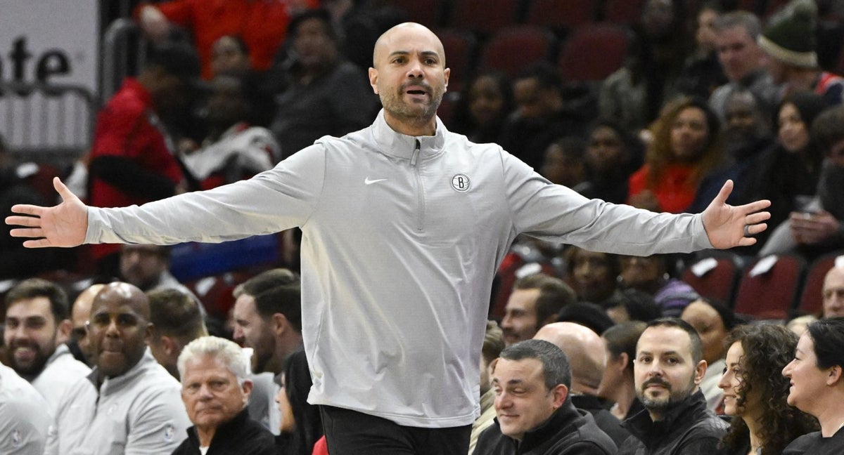 Jordi Fernández pide explicaciones a sus jugadores en el partido de los Bulls.