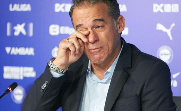El técnico, con lágrimas durante la rueda de prensa. EFE