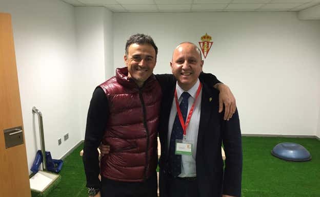 Luis Enrique posa con Manfredo Álvarez.