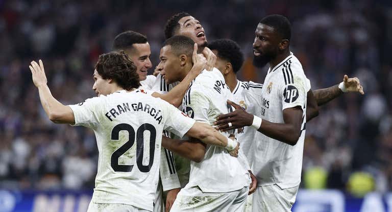 Jugadores del Real Madrid celebrando la victoria en el Bernabéu contra el Getafe que dejó al equipo merengue a un paso de la punta de LaLiga.