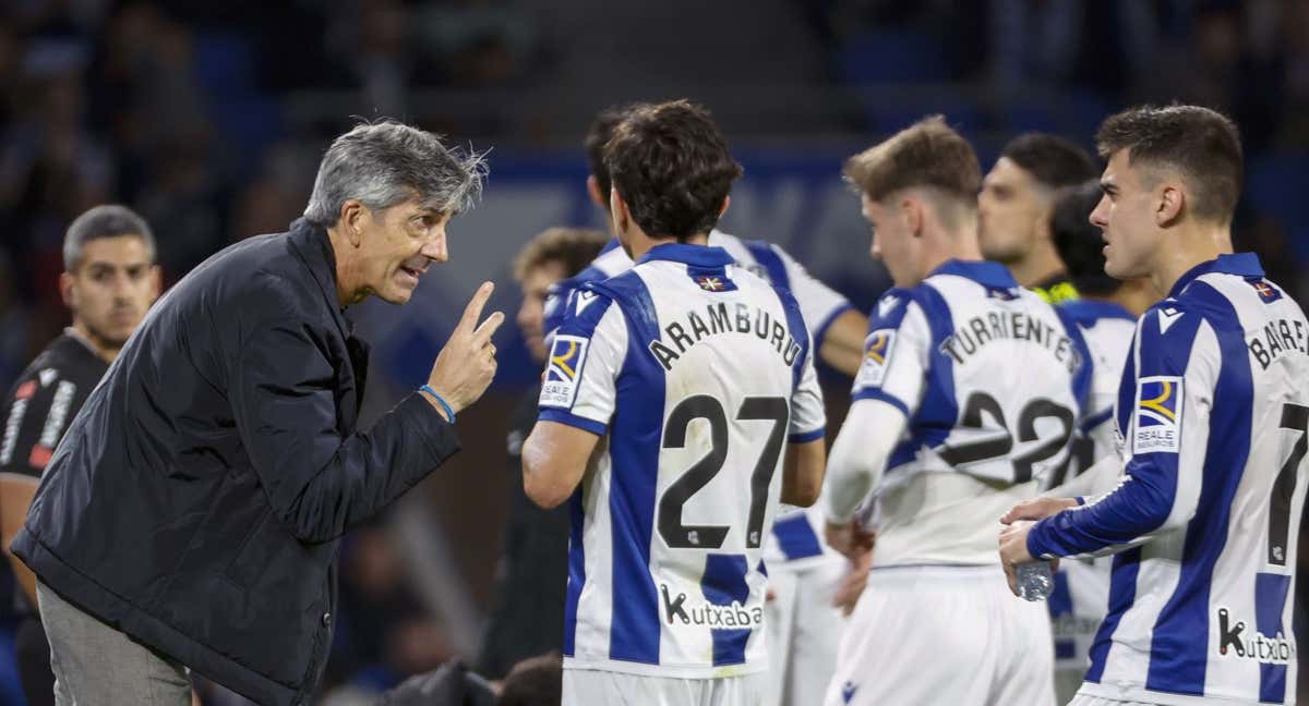 Imanol Alguacil habla con sus jugadores en el transcurso del partido ante  el Betis.  /EFE