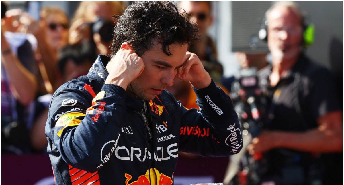 Checo Pérez tras bajarse del monoplaza.