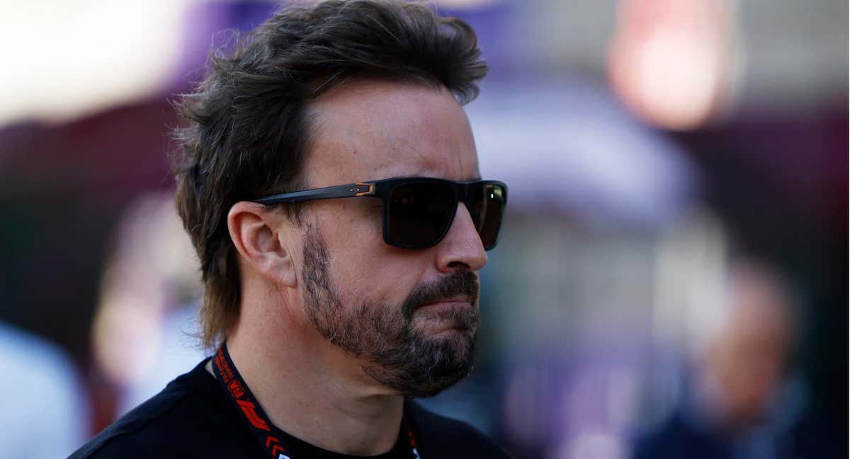 Fernando Alonso, en el paddock del Gran Premio de Catar. /REUTERS/Rula Rouhana