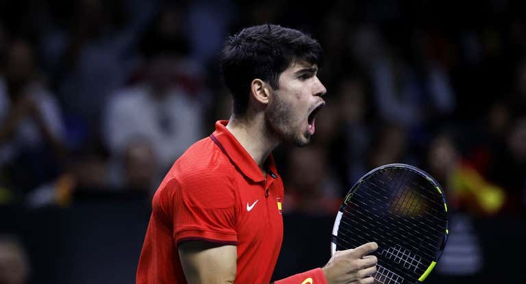 Carlos Alcaraz celebrando un punto en la Davis, donde España quedó eliminada en cuartos.