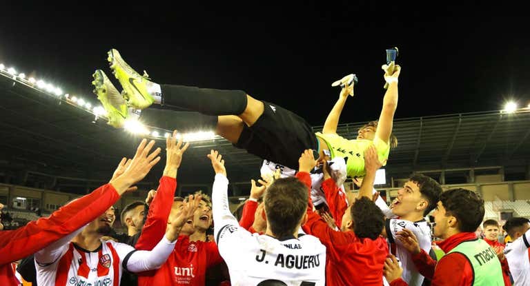 Pol Arnau, junto a sus compañeros, después de ser el héroe de la Copa del Rey de portero ante el Girona.