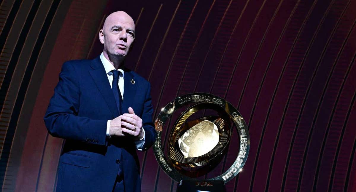 Gianni Infantino junto al nuevo trofeo del Mundial de Clubes./EFE