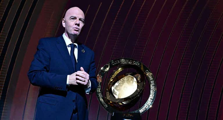 Gianni Infantino junto al nuevo trofeo del Mundial de Clubes.