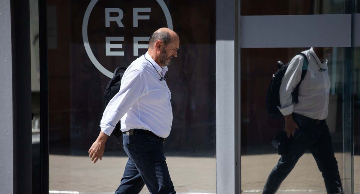 El candidato a la presidencia de la RFEF, Rafa Louzán, en la Ciudad del Fútbol de Las Rozas.
