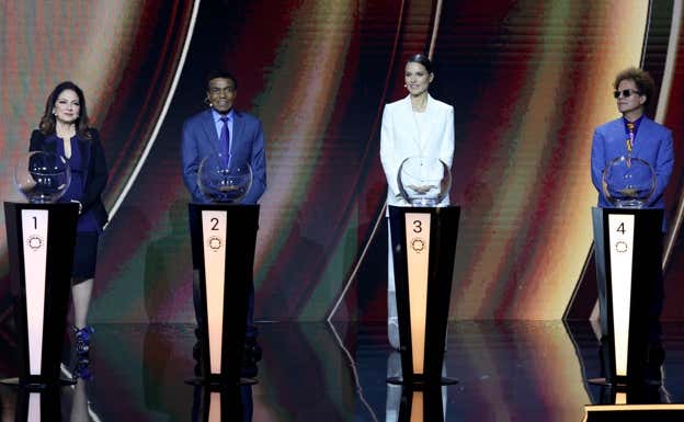 Gloria Estefan, Teófilo Cubillas, Adriana Lima y Romero Britto, en el sorteo del Mundial de Clubes. AFP