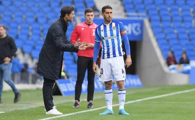 Roberto López recibe instrucciones de Xabi Alonso en su etapa en el Sanse.  JM LÓPEZ / EL DIARIO VASCO