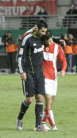 Miguel Albiol, en un partido contra su hermano Raúl.  ARCHIVO