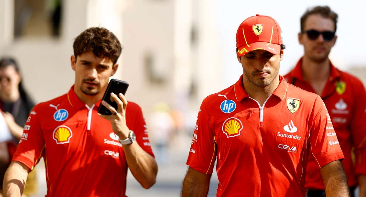 Carlos Sainz llegando al circuito de Yas Marina junto a Charles Leclerc. /REUTERS/Rula Rouhana
