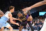 Ni dos actuaciones colosales de LeBron James y Anthony Davis salvan a unos Lakers totalmente deprimidos y en caída libre