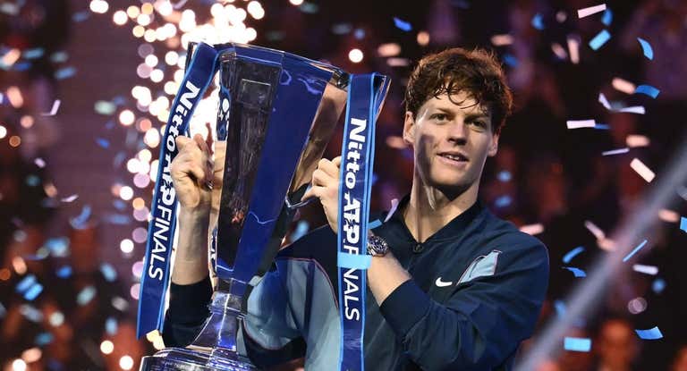 Sinner con el trofeo de las ATP Finals.