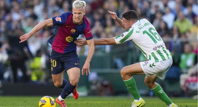 Dani Olmo se deja un diente en el césped del Villamarín y Lamine se asombra: «¿Pero por qué lo has tirado?»