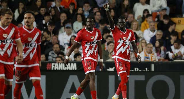 Un Rayo fulmina al Valencia y quema a Rubén Baraja