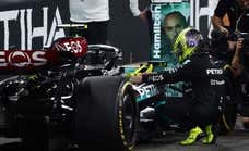 Lewis Hamilton empezó el día vestido de rojo y lo terminó a lágrima viva... en medio de excepciones de la FIA