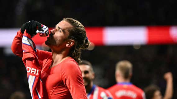 Griezmann besa el escudo del Atlético tras marcarle al Sevilla. /AFP