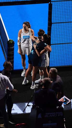 Momento en el que Bea comunica la lesión a sus rivales. PREMIER PADEL