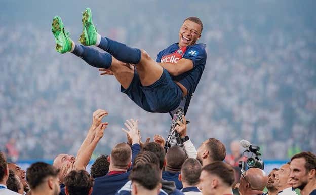 Mbappé, manteado en su último partido con el PSG.  PSG