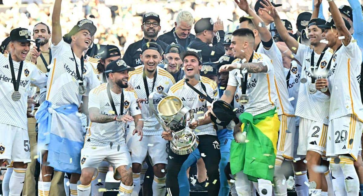 Riqui Puig, con el trofeo de la MLS./Frederic J. Brown / AFP