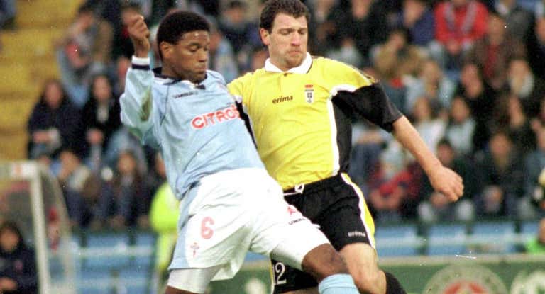 Mazinho pugna por el balón contra Tito Pompei en un Celta-Oviedo de 1999.