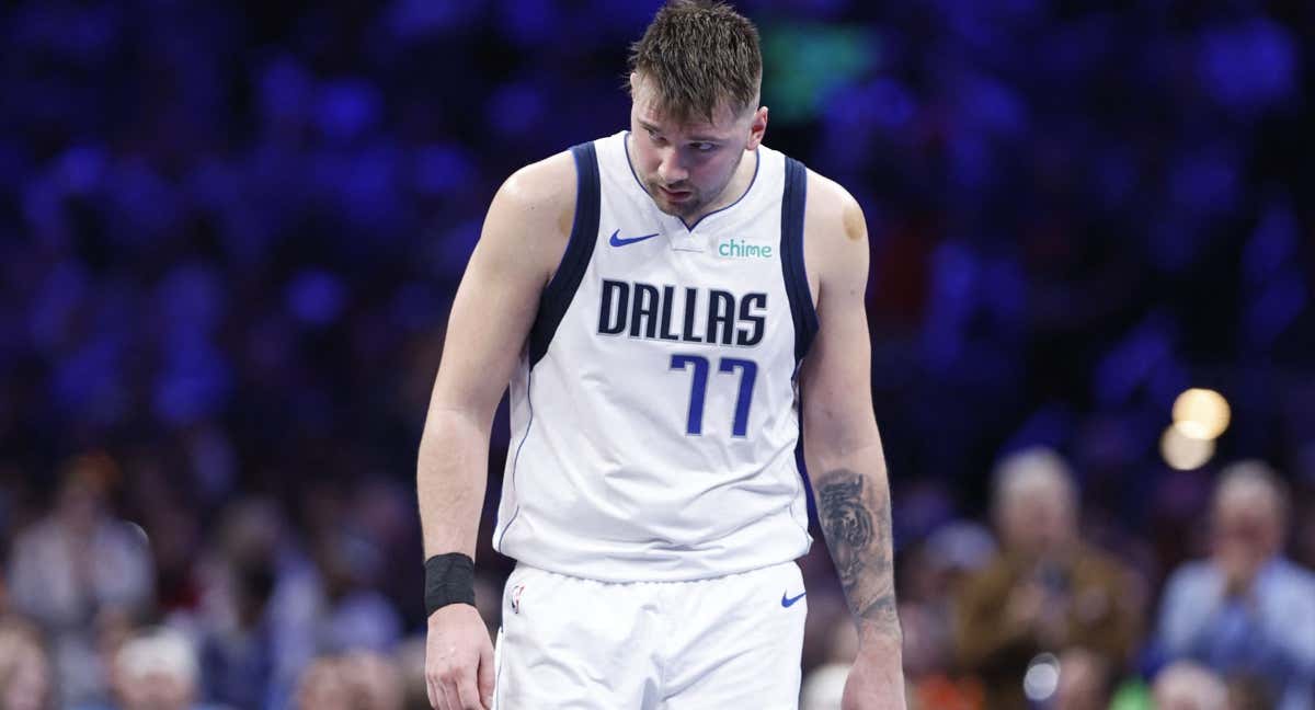 Luka Doncic busca una respuesta ante la defensa de los Thunder.