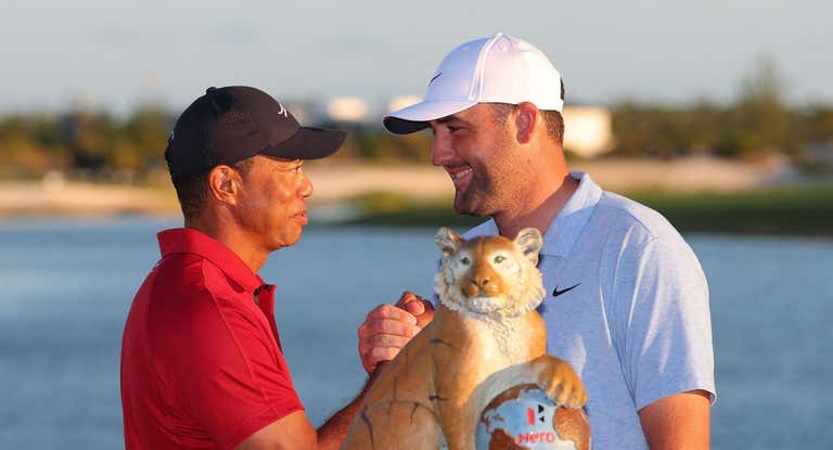 Tiger Woods felicita a Scheffler tras su victoria en Bahamas.
