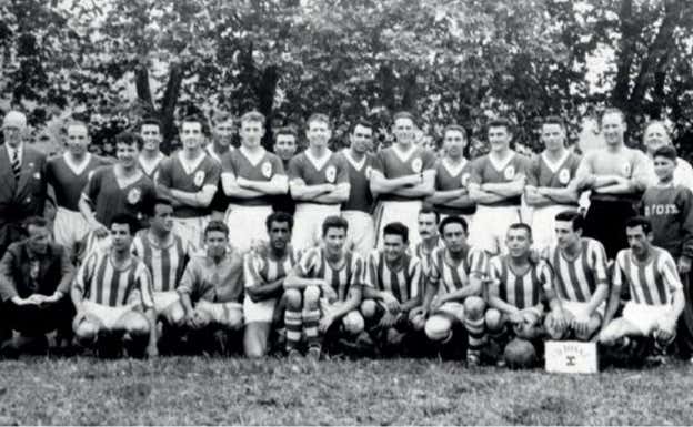 Retrato de ambos equipos.  Foto cedida para el libro del Centenario del fútbol en Tossa