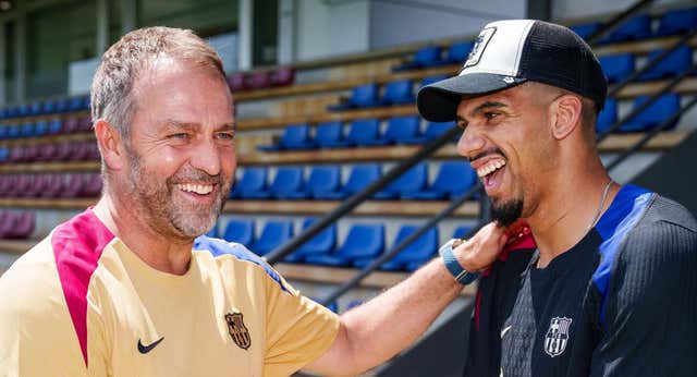 Araujo viaja a Dortmund 157 días después de lesionarse … ¡Y con el alta médica!