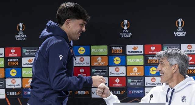 Imanol Alguacil pone en un altar a Jon Mikel Aramburu: «No falta mucho para que levante a la grada de Anoeta»