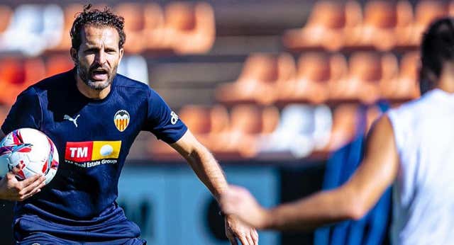 Baraja escucha a su vestuario:  ensaya volver al 4-4-2 y se los lleva de comida