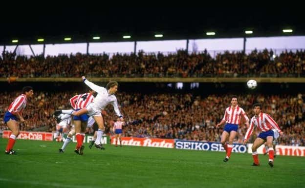 Una acción de la final de la Recopa entre el Dinamo de Kiev y el Atlético de Madrid.  Archivo