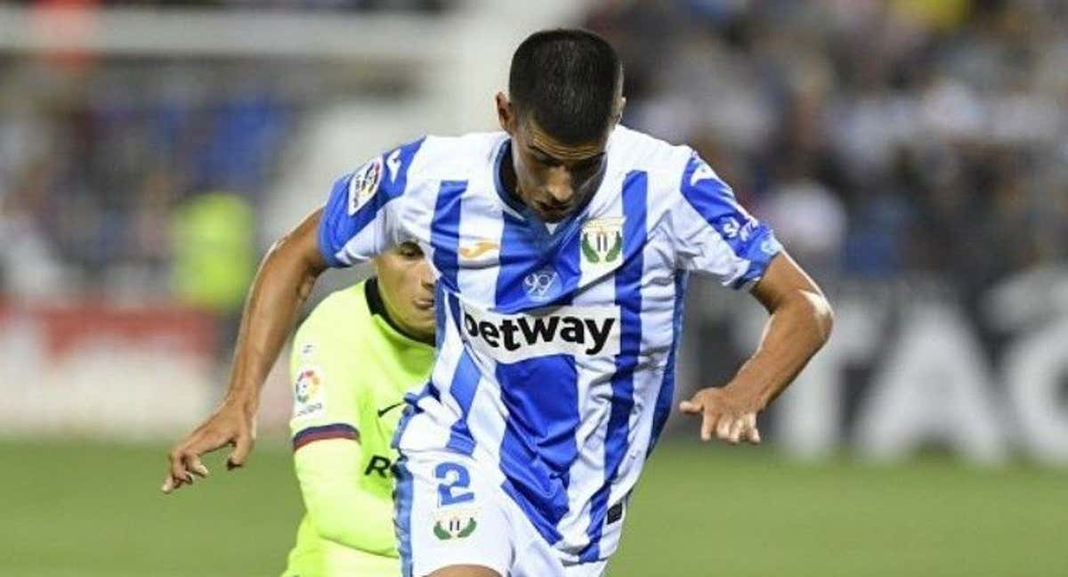 Juanfran en una acción del partido entre el Leganés y el Barça.
